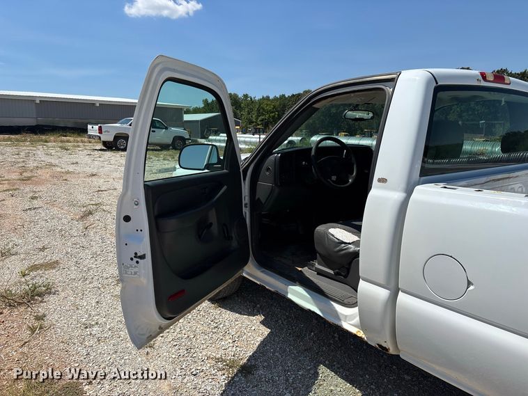 image for item EO4486 2004 Chevrolet Silverado 1500 pickup truck