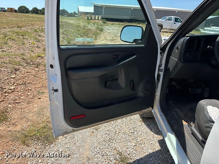 image for item EO4486 2004 Chevrolet Silverado 1500 pickup truck