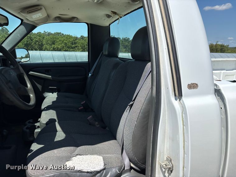 image for item EO4486 2004 Chevrolet Silverado 1500 pickup truck