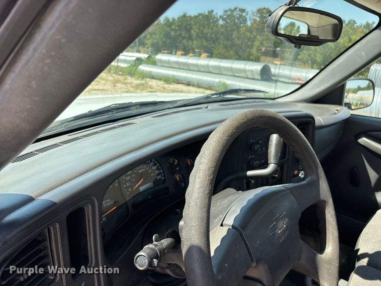 image for item EO4486 2004 Chevrolet Silverado 1500 pickup truck