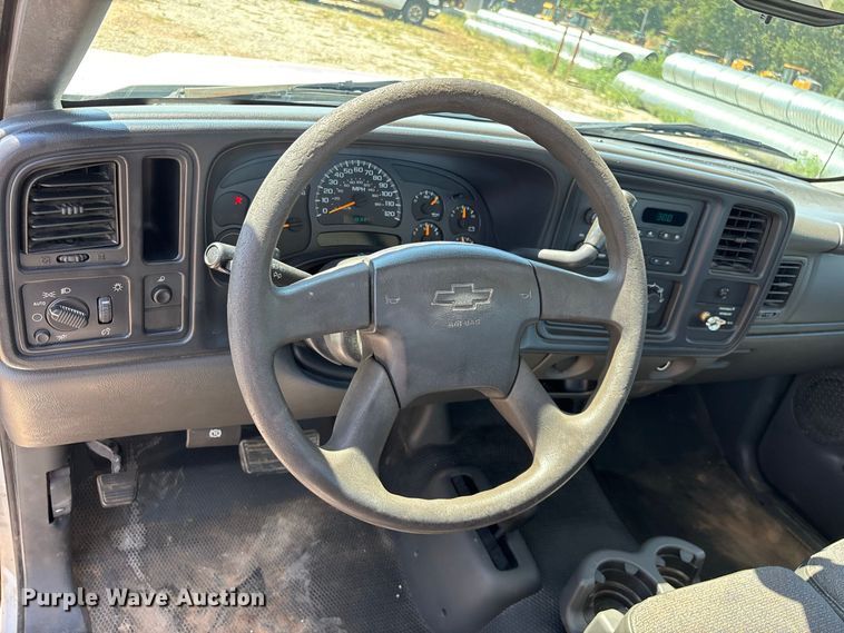 image for item EO4486 2004 Chevrolet Silverado 1500 pickup truck