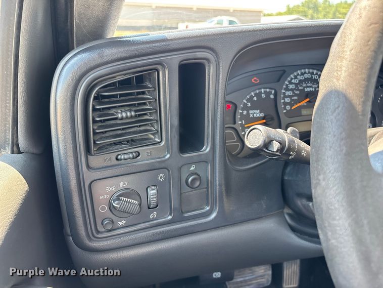 image for item EO4486 2004 Chevrolet Silverado 1500 pickup truck
