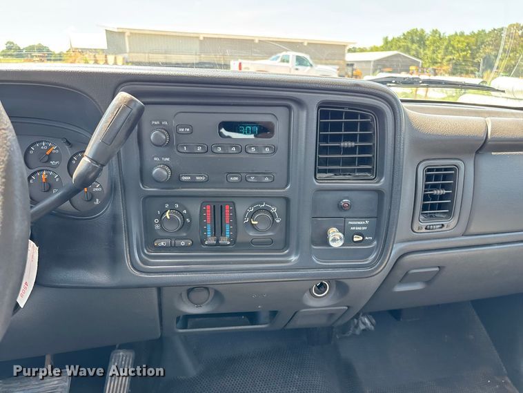 image for item EO4486 2004 Chevrolet Silverado 1500 pickup truck
