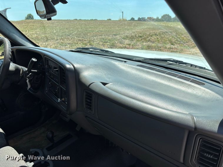 image for item EO4486 2004 Chevrolet Silverado 1500 pickup truck
