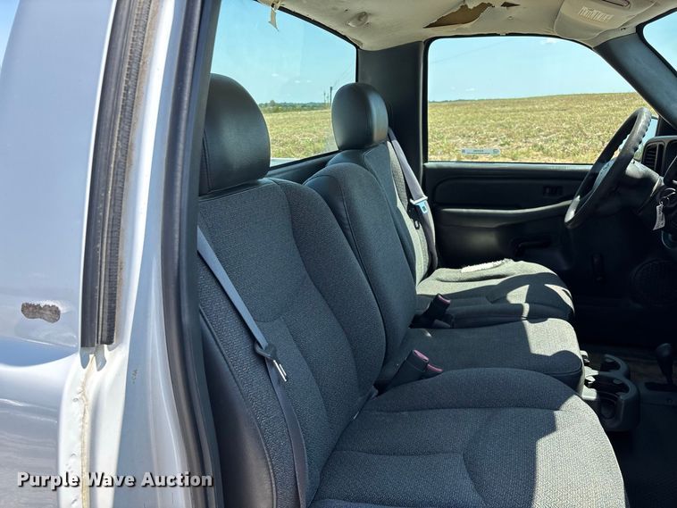image for item EO4486 2004 Chevrolet Silverado 1500 pickup truck