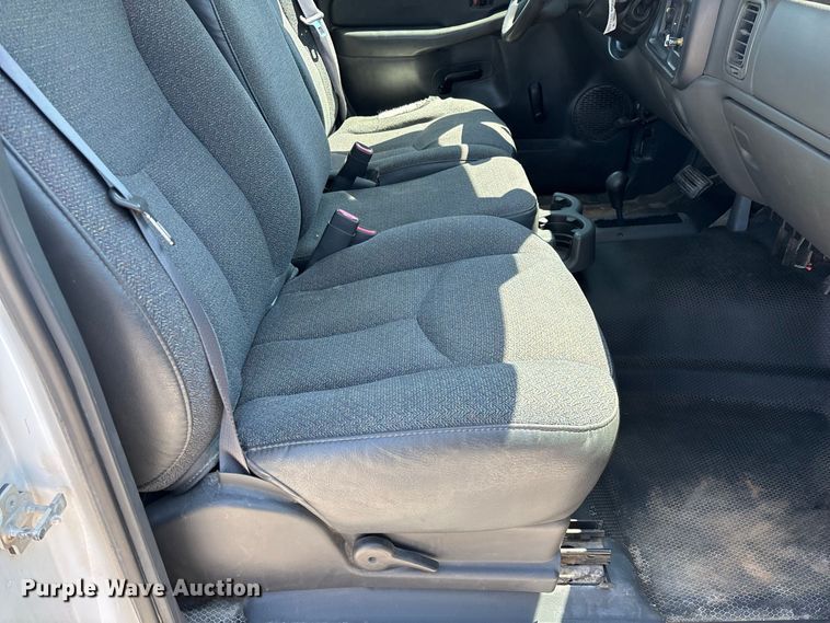 image for item EO4486 2004 Chevrolet Silverado 1500 pickup truck