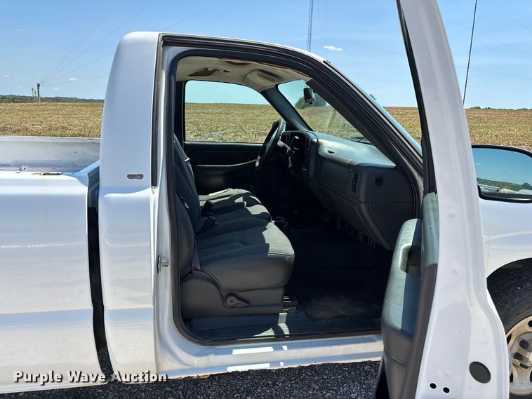 image for item EO4486 2004 Chevrolet Silverado 1500 pickup truck