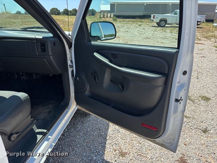 image for item EO4486 2004 Chevrolet Silverado 1500 pickup truck