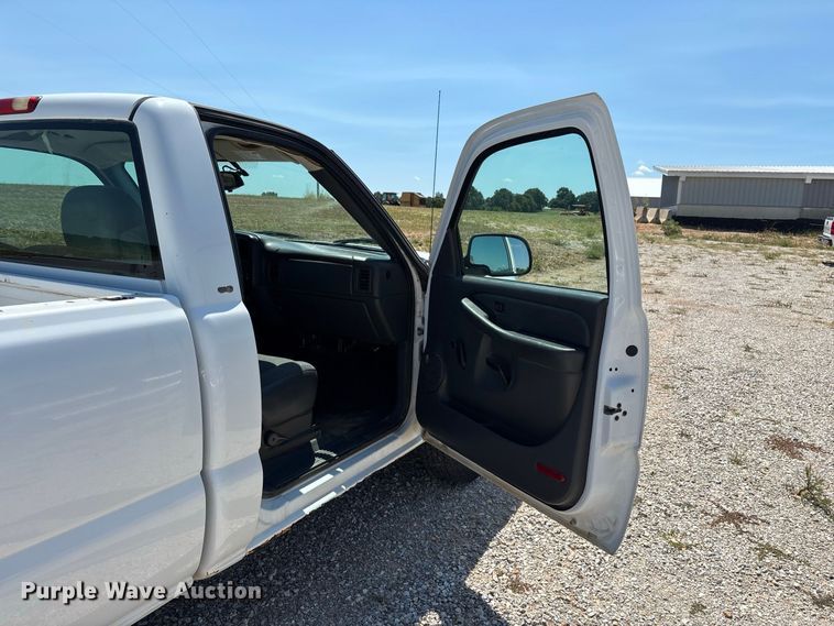 image for item EO4486 2004 Chevrolet Silverado 1500 pickup truck