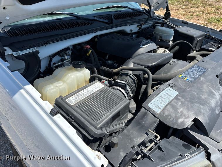 image for item EO4486 2004 Chevrolet Silverado 1500 pickup truck
