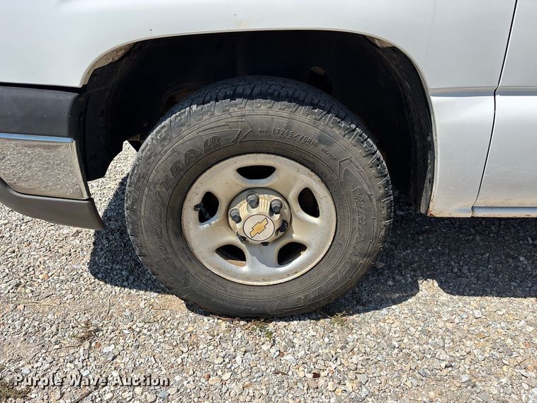 image for item EO4486 2004 Chevrolet Silverado 1500 pickup truck