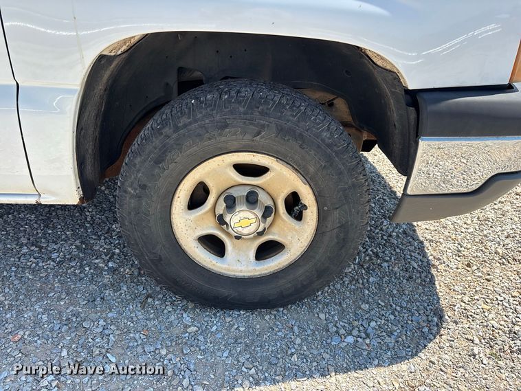 image for item EO4486 2004 Chevrolet Silverado 1500 pickup truck