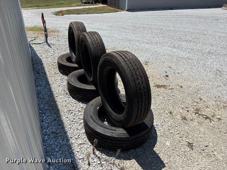 image for item EO4488 (6) Continental Conti Hybrid HS3 225/70R19.5 tires