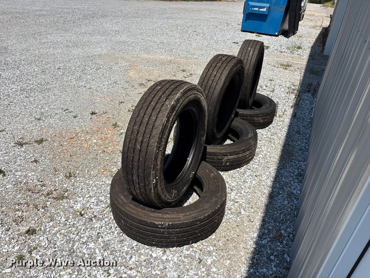 image for item EO4488 (6) Continental Conti Hybrid HS3 225/70R19.5 tires