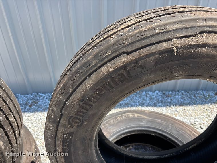 image for item EO4488 (6) Continental Conti Hybrid HS3 225/70R19.5 tires