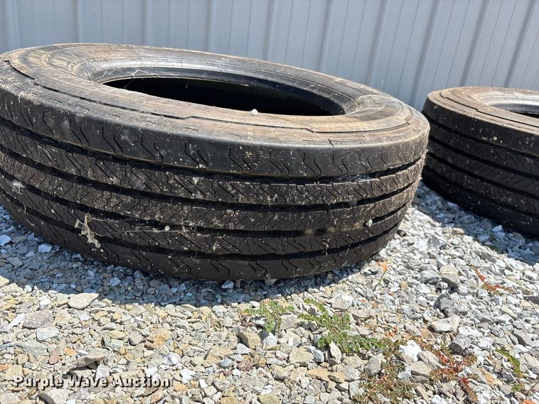 image for item EO4488 (6) Continental Conti Hybrid HS3 225/70R19.5 tires