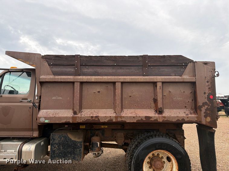 image for item ER1998 1995 Ford F800 dump truck