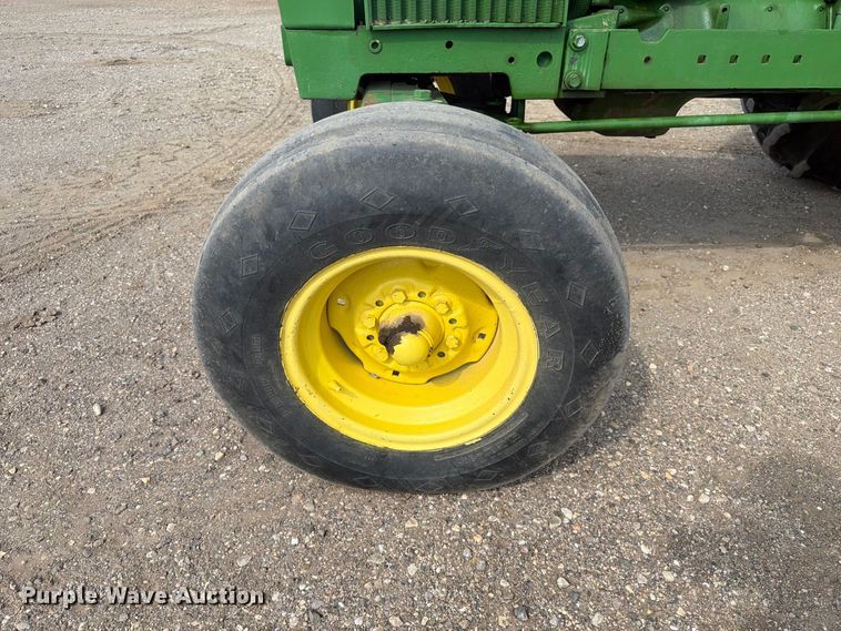 image for item ER2001 1975 John Deere 2030 tractor