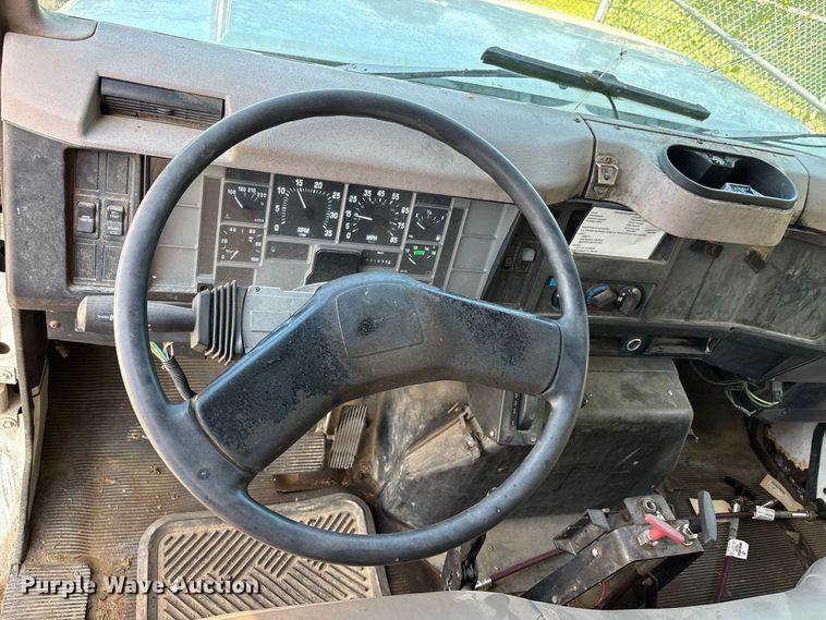 image for item ER3240 1997 International 4700 bucket truck
