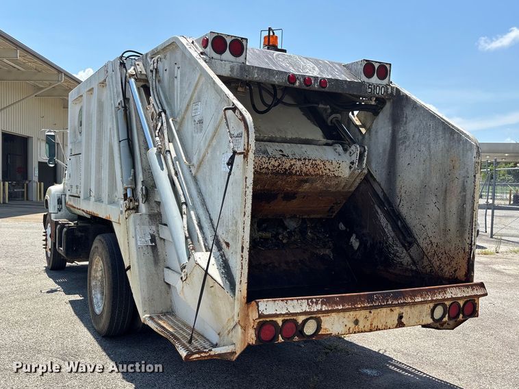 image for item ER3244 1999 GMC C7 refuse truck