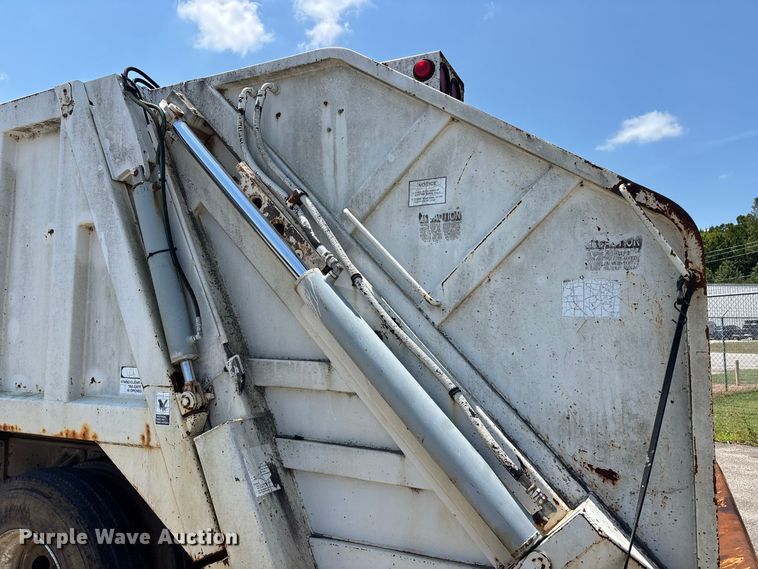 image for item ER3244 1999 GMC C7 refuse truck