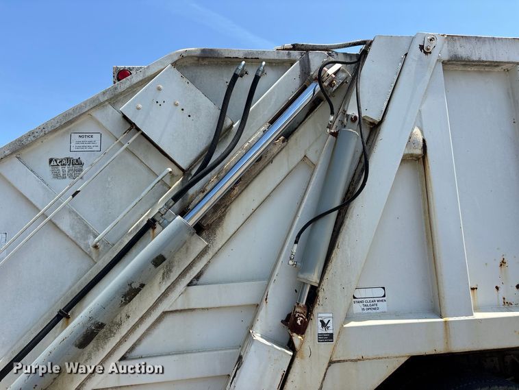 image for item ER3244 1999 GMC C7 refuse truck