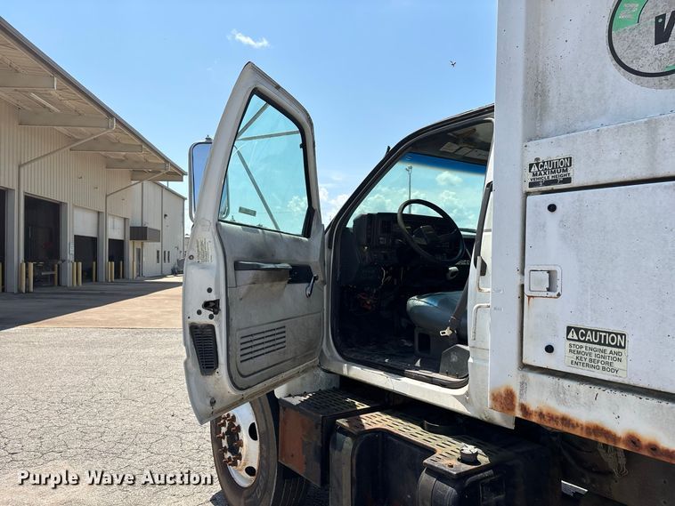 image for item ER3244 1999 GMC C7 refuse truck