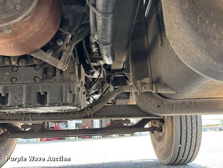image for item ER3244 1999 GMC C7 refuse truck