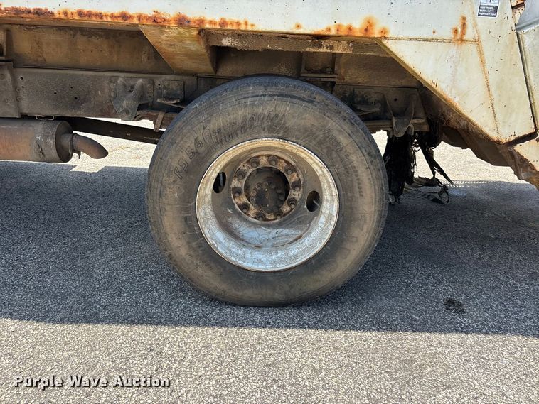 image for item ER3244 1999 GMC C7 refuse truck