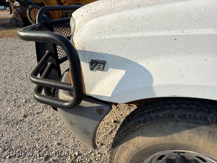 image for item ET0370 1999 Ford F250 Super Duty utility bed pickup truck