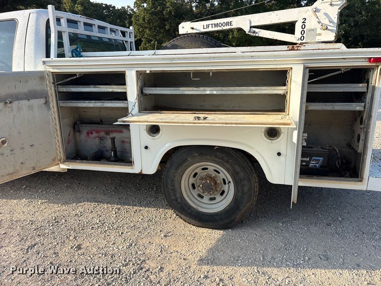 image for item ET0370 1999 Ford F250 Super Duty utility bed pickup truck