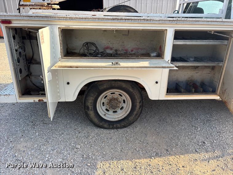 image for item ET0370 1999 Ford F250 Super Duty utility bed pickup truck