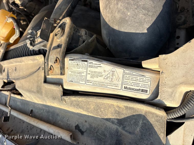 image for item ET0370 1999 Ford F250 Super Duty utility bed pickup truck