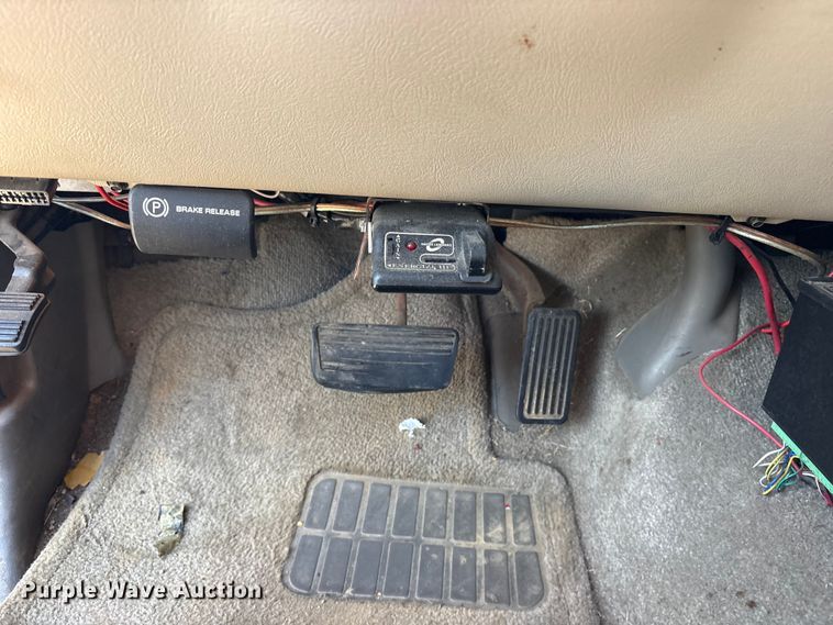 image for item ET0393 2000 GMC Yukon SUV