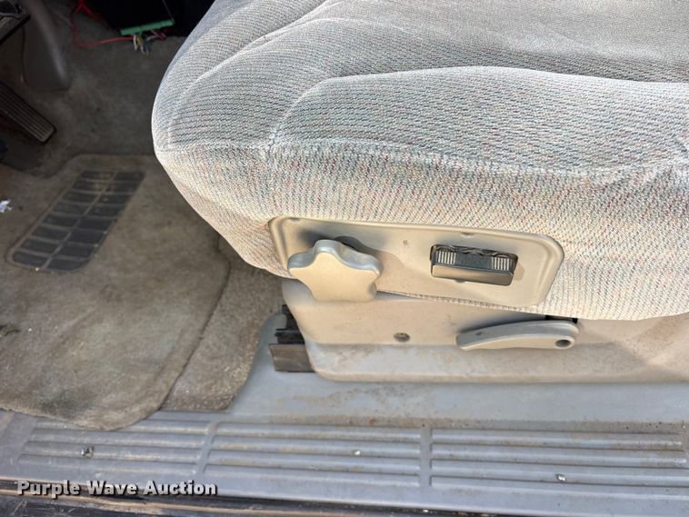 image for item ET0393 2000 GMC Yukon SUV