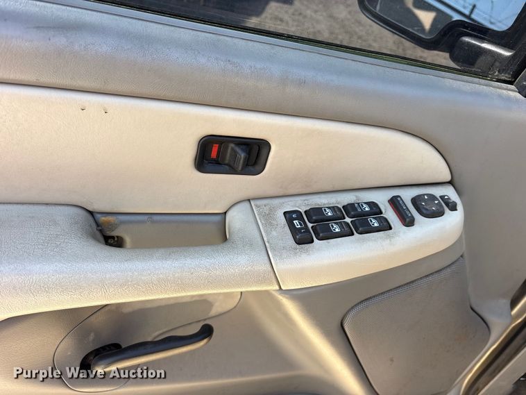 image for item ET0393 2000 GMC Yukon SUV