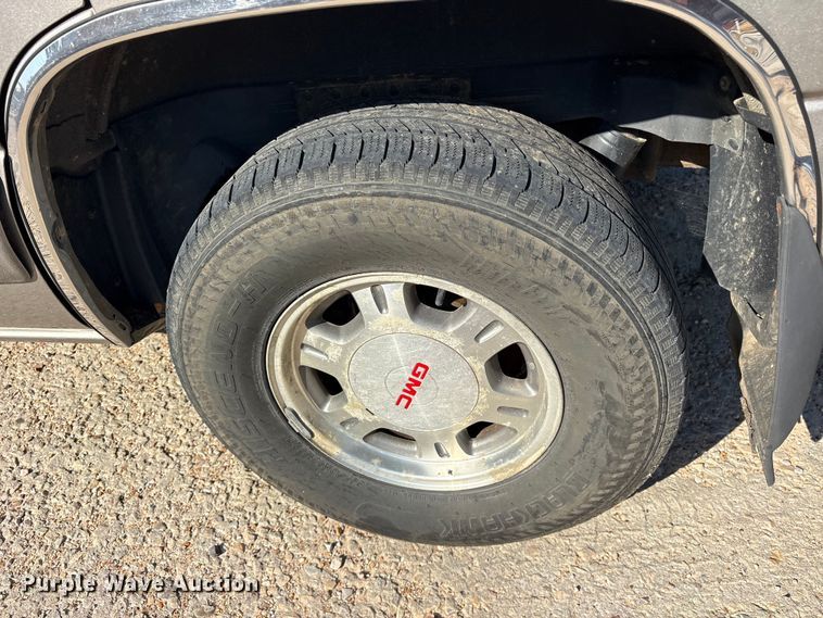image for item ET0393 2000 GMC Yukon SUV