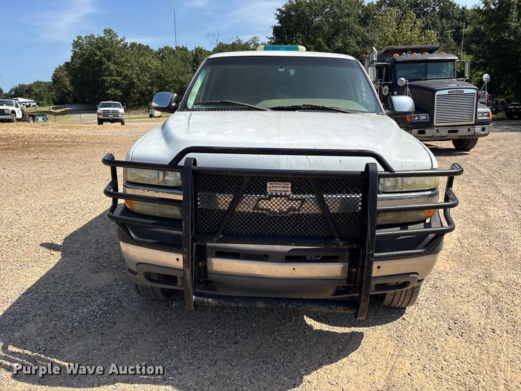 image for item ET0397 2002 Chevrolet Silverado 2500HD Ext. Cab pickup truck