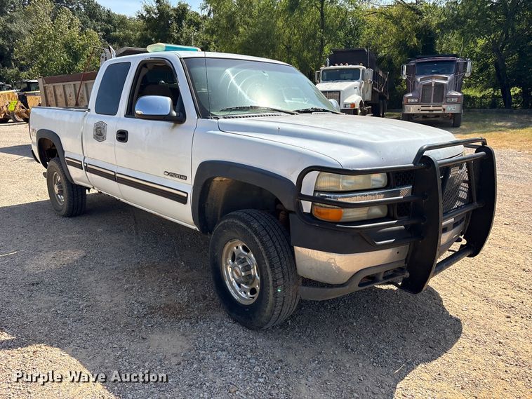 image for item ET0397 2002 Chevrolet Silverado 2500HD Ext. Cab pickup truck
