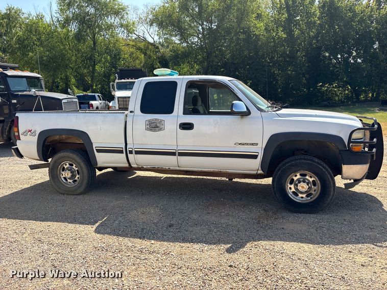 image for item ET0397 2002 Chevrolet Silverado 2500HD Ext. Cab pickup truck