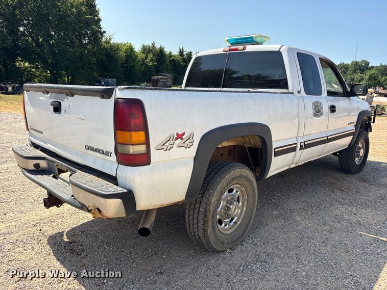 image for item ET0397 2002 Chevrolet Silverado 2500HD Ext. Cab pickup truck