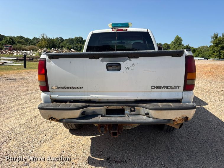 image for item ET0397 2002 Chevrolet Silverado 2500HD Ext. Cab pickup truck
