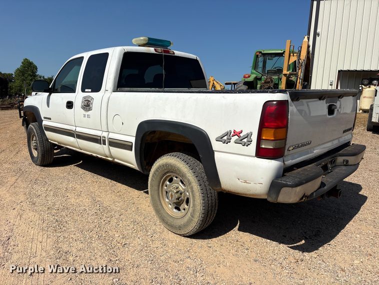 image for item ET0397 2002 Chevrolet Silverado 2500HD Ext. Cab pickup truck