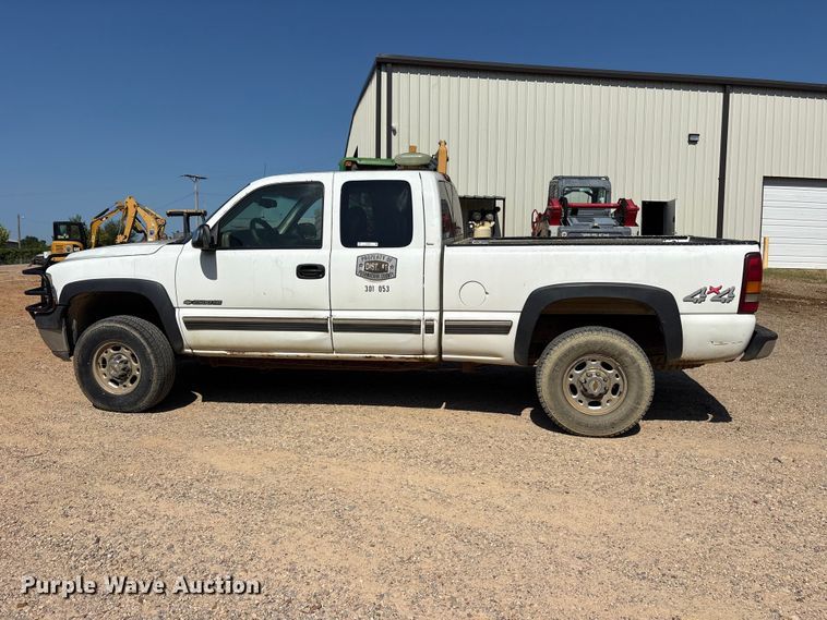 image for item ET0397 2002 Chevrolet Silverado 2500HD Ext. Cab pickup truck