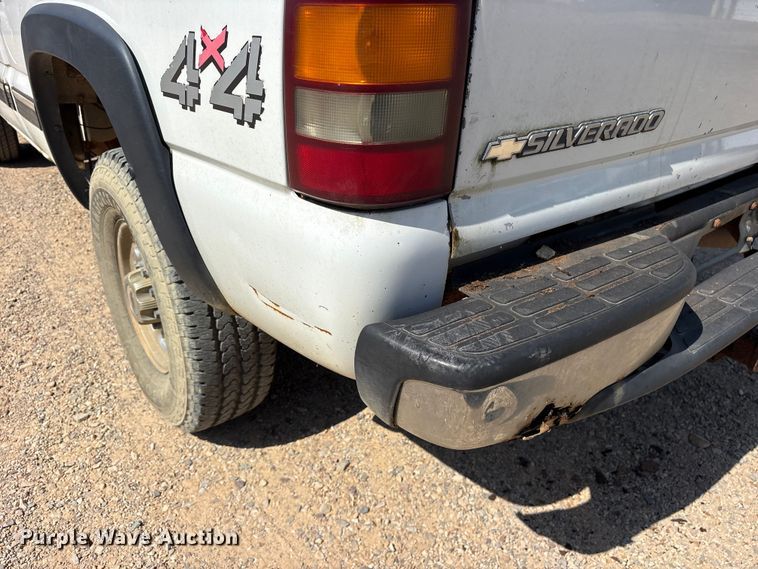 image for item ET0397 2002 Chevrolet Silverado 2500HD Ext. Cab pickup truck