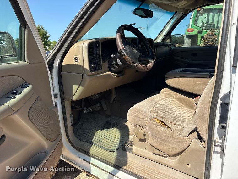image for item ET0397 2002 Chevrolet Silverado 2500HD Ext. Cab pickup truck