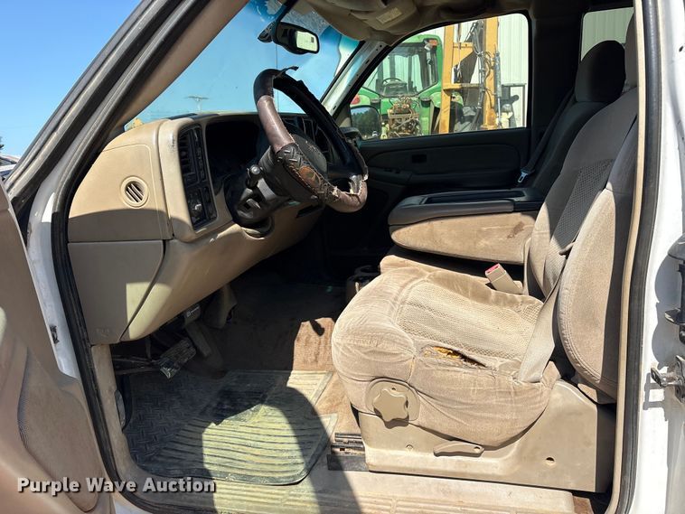 image for item ET0397 2002 Chevrolet Silverado 2500HD Ext. Cab pickup truck