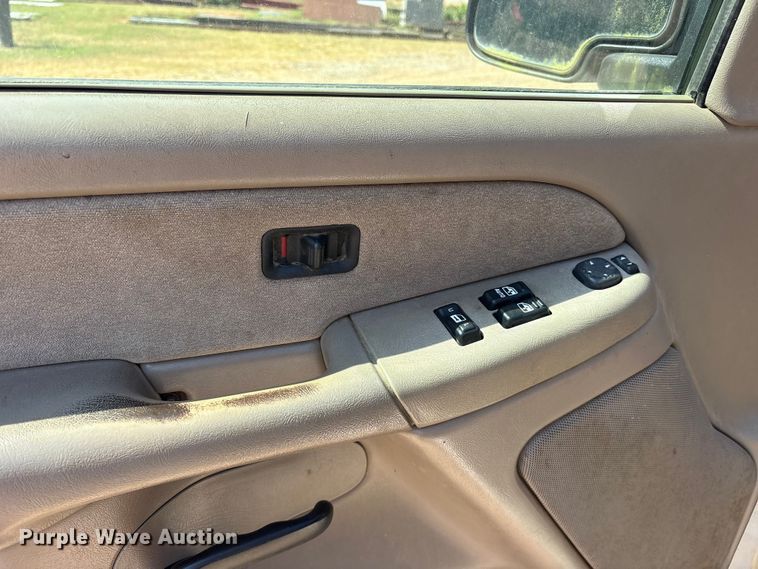 image for item ET0397 2002 Chevrolet Silverado 2500HD Ext. Cab pickup truck