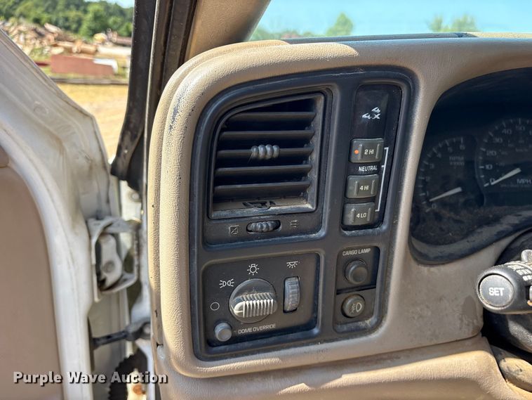 image for item ET0397 2002 Chevrolet Silverado 2500HD Ext. Cab pickup truck