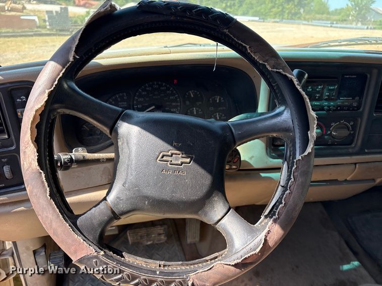 image for item ET0397 2002 Chevrolet Silverado 2500HD Ext. Cab pickup truck